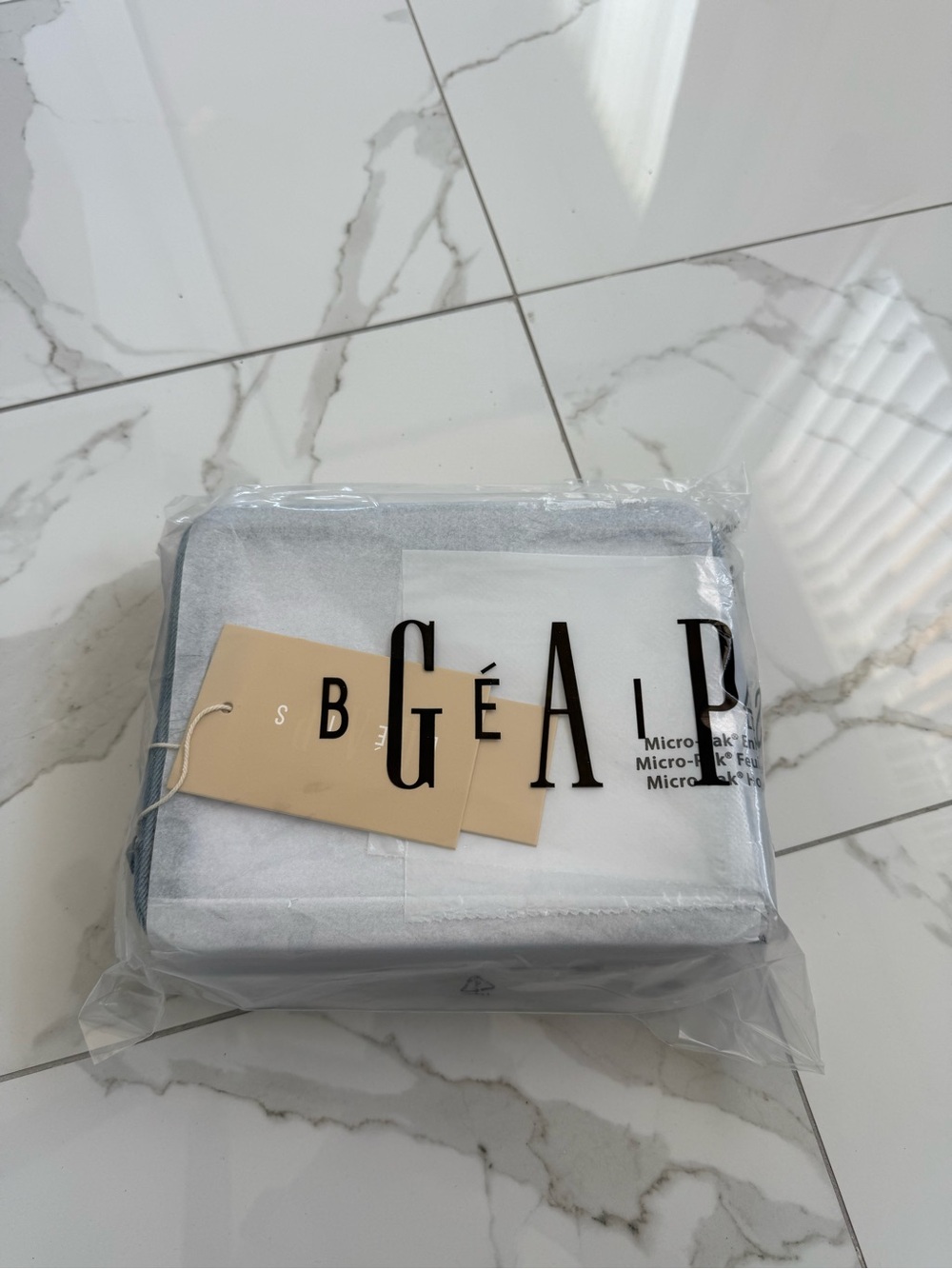 BEIS x Gap Passport & Luggage Tag Set - Picture 2 of 5